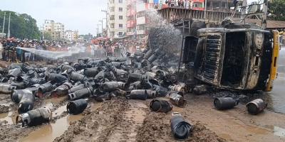 ব্রাহ্মণবাড়িয়ায় সিলিন্ডারবাহী ট্রাক উল্টে বিস্ফোরণ