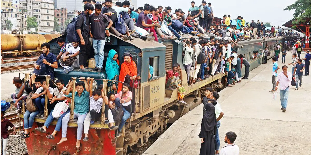 বাড়ি ফেরার ব্যাকুলতায় টার্মিনালে ভিড়