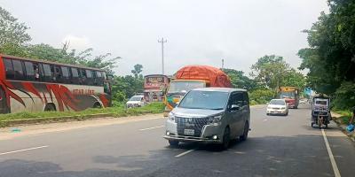 দাউদকান্দিতে ঢাকা-চট্টগ্রাম মহাসড়কে যান চলাচলে ধীরগতি