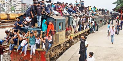 বাড়ি ফেরার ব্যাকুলতায় টার্মিনালে ভিড়