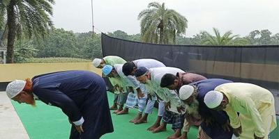 সৌদির সঙ্গে মিল রেখে পুঠিয়ায় ঈদ উদযাপন