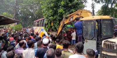 মধুখালীতে বাস নিয়ন্ত্রণ হারিয়ে গাছে ধাক্কা, ভ্যানচালক নিহত