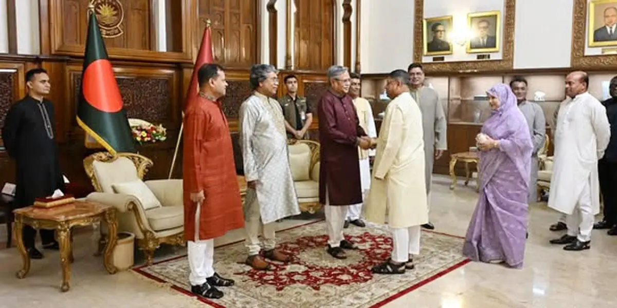 রাষ্ট্রপতির সঙ্গে সেনাপ্রধানের সস্ত্রীক ঈদ শুভেচ্ছা বিনিময়