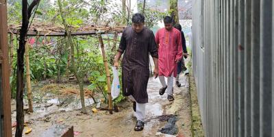 জুলাই আন্দোলনে শহিদ-আহতদের পরিবারে মাংস বিতরণ করলেন হাসনাত আব্দুল্লাহ
