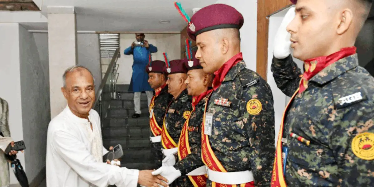 আইনশৃঙ্খলা বাহিনীর সদস্যদের সঙ্গে স্বরাষ্ট্র উপদেষ্টার ঈদ শুভেচ্ছা বিনিময়