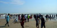 ঈদের ছুটিতে কক্সবাজার সৈকতে পর্যটকের ঢল