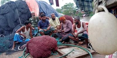 সাগরে জেলেদের প্লাস্টিক বর্জ্য না ফেলতে সচেতন করছেন খোকন