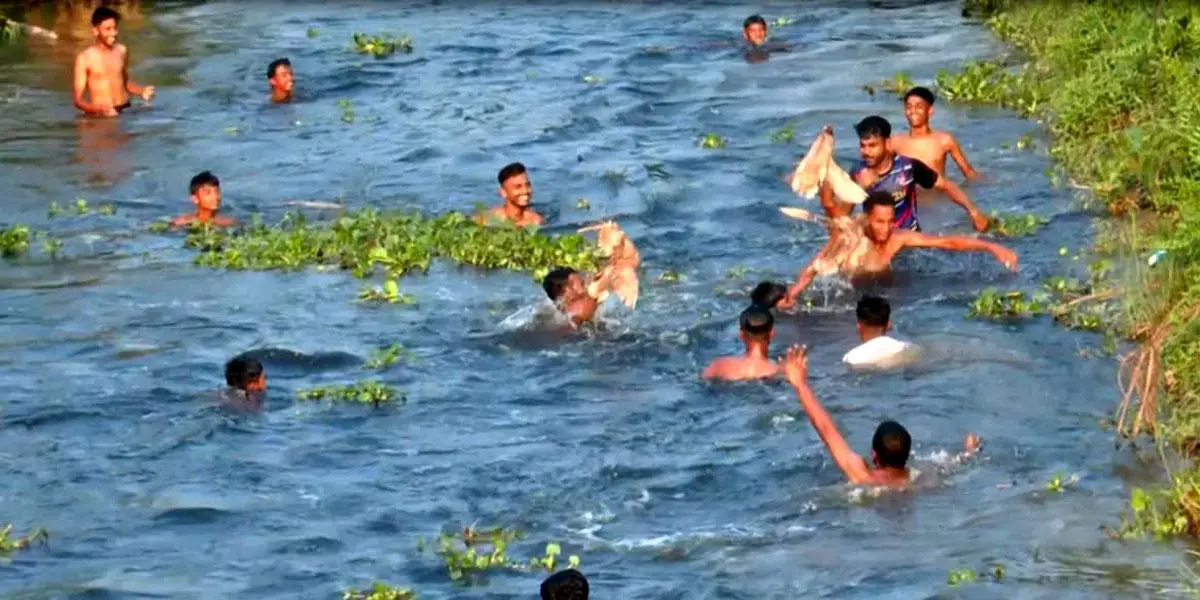 সোনারগাঁয় ঐতিহ্যবাহী ‘হাঁস ধরা’ খেলা