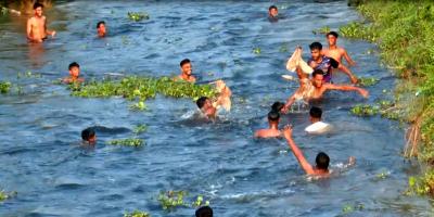 সোনারগাঁয় ঐতিহ্যবাহী ‘হাঁস ধরা’ খেলা