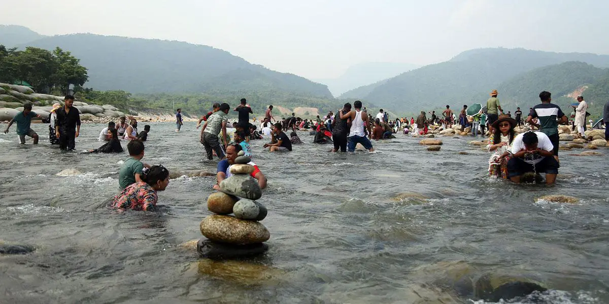 পর্যটকমুখর সাদাপাথর