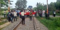 যাত্রাবিরতির দাবিতে রাজশাহীতে রেলপথ অবরোধ