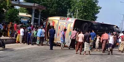 ময়মনসিংহে বাস নিয়ন্ত্রণ হারিয়ে হেলপার নিহত, আহত ১৯
