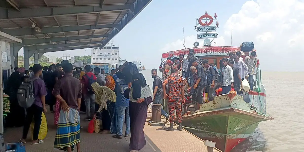 পাটুরিয়া লঞ্চঘাটে যাত্রীদের ভিড়