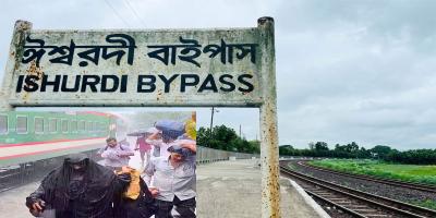 ঈশ্বরদী বাইপাস স্টেশনে বৃষ্টিতে ভিজে ট্রেনে ওঠেন যাত্রীরা