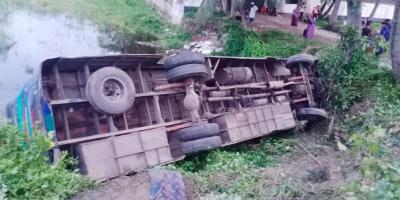 দাউদকান্দিতে যাত্রীবাহী বাস খাদে পড়ে নিহত ১