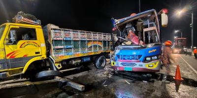 পদ্মা সেতুতে ট্রাকের পেছনে বাসের ধাক্কা, নিহত ২