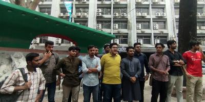 ৩ দফা দাবিতে জবি শিক্ষার্থীদের বিক্ষোভ