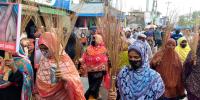 বোচাগঞ্জে ওসির অপসরণ দাবিতে ঝাড়ু মিছিল