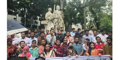 ঢাবিতে ককটেল উদ্ধারের ঘটনায় নিরাপত্তা চেয়ে ছাত্রদলের বিক্ষোভ