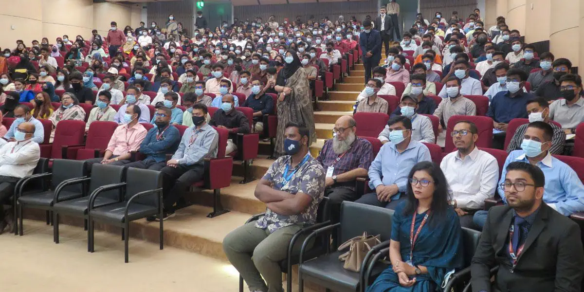 ইস্ট ওয়েস্ট ইউনিভার্সিটির গ্রীষ্মকালীন সেমিস্টারের নবীন শিক্ষার্থীদের বরণ