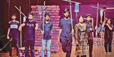 মঞ্চে ‘দেয়াল জানে সব’