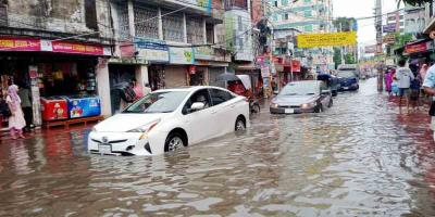 খুলনায় টানা বৃষ্টিতে তলিয়ে গেছে রাস্তা