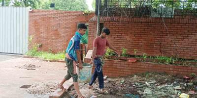 ভাঙা হচ্ছে গণভবনের জরাজীর্ণ দেয়াল