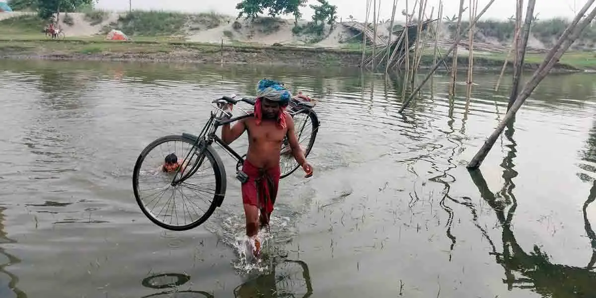 কুড়িগ্রামে নদী সাঁতরে পারাপার ৮ গ্রামবাসীর