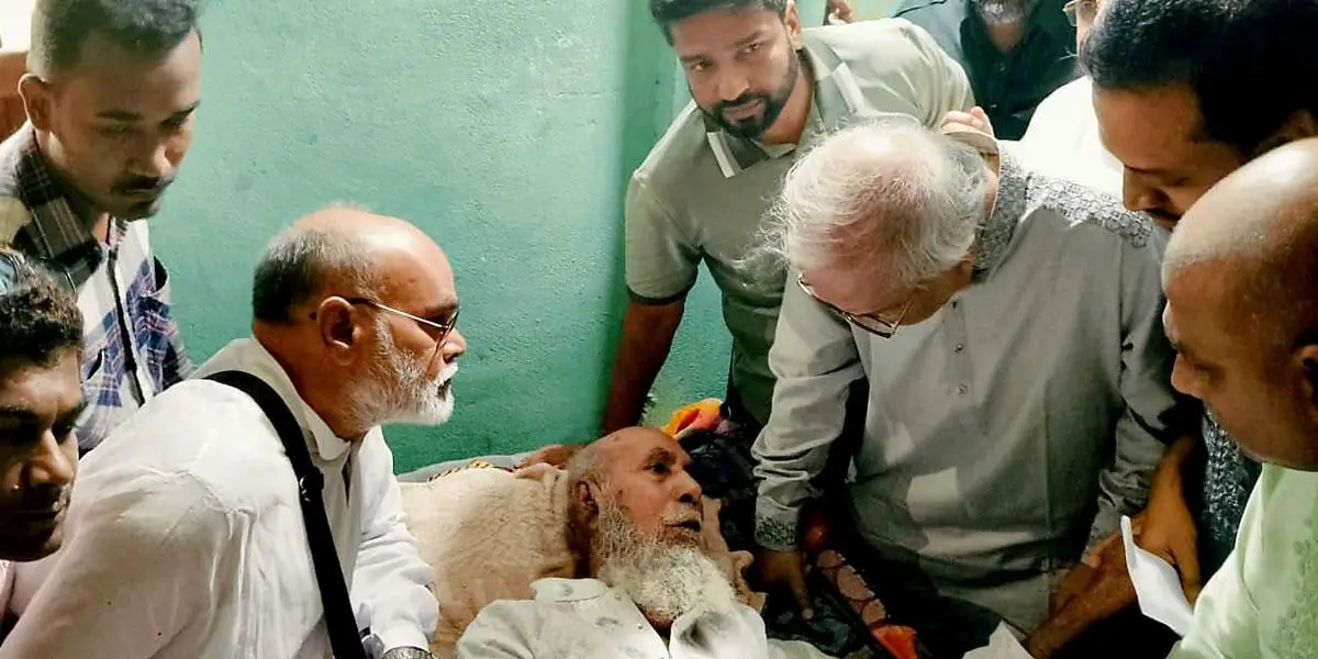 প্রবীণ কর্মী তাহের ঠাকুরের পাশে দাঁড়ালেন তারেক রহমান