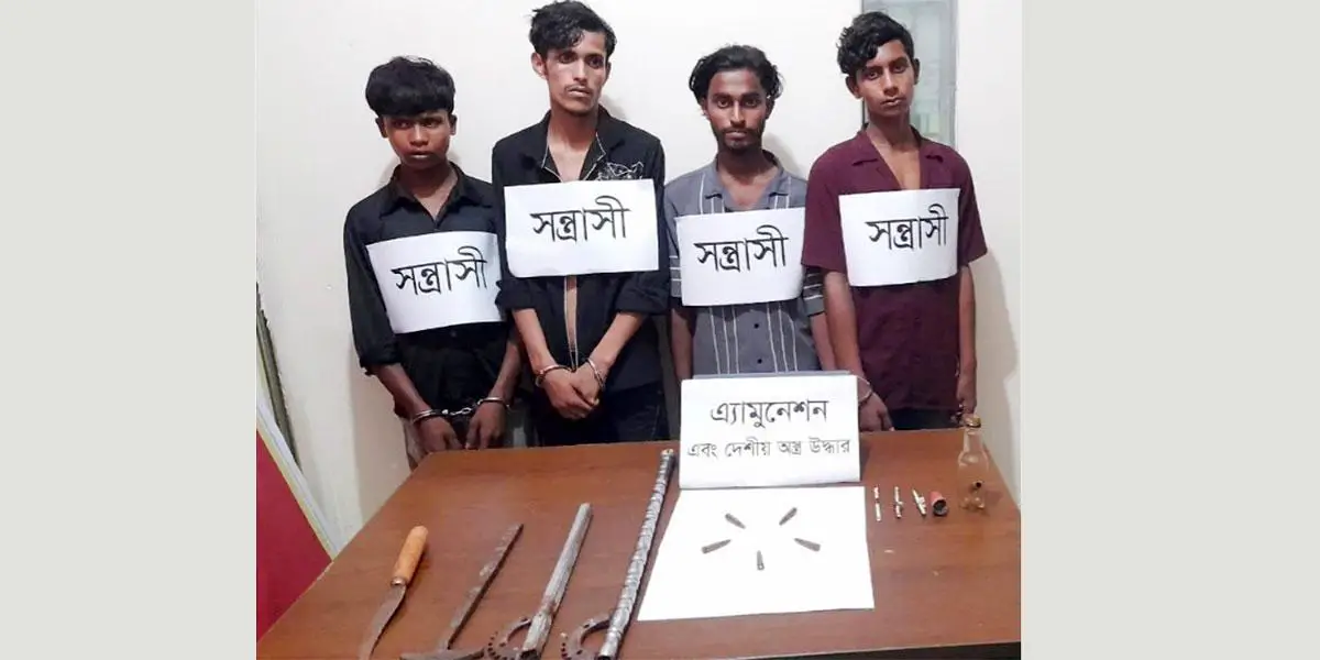 চাঁদপুরে যৌথ বাহিনীর অভিযানে অস্ত্রসহ গ্রেপ্তার ৪
