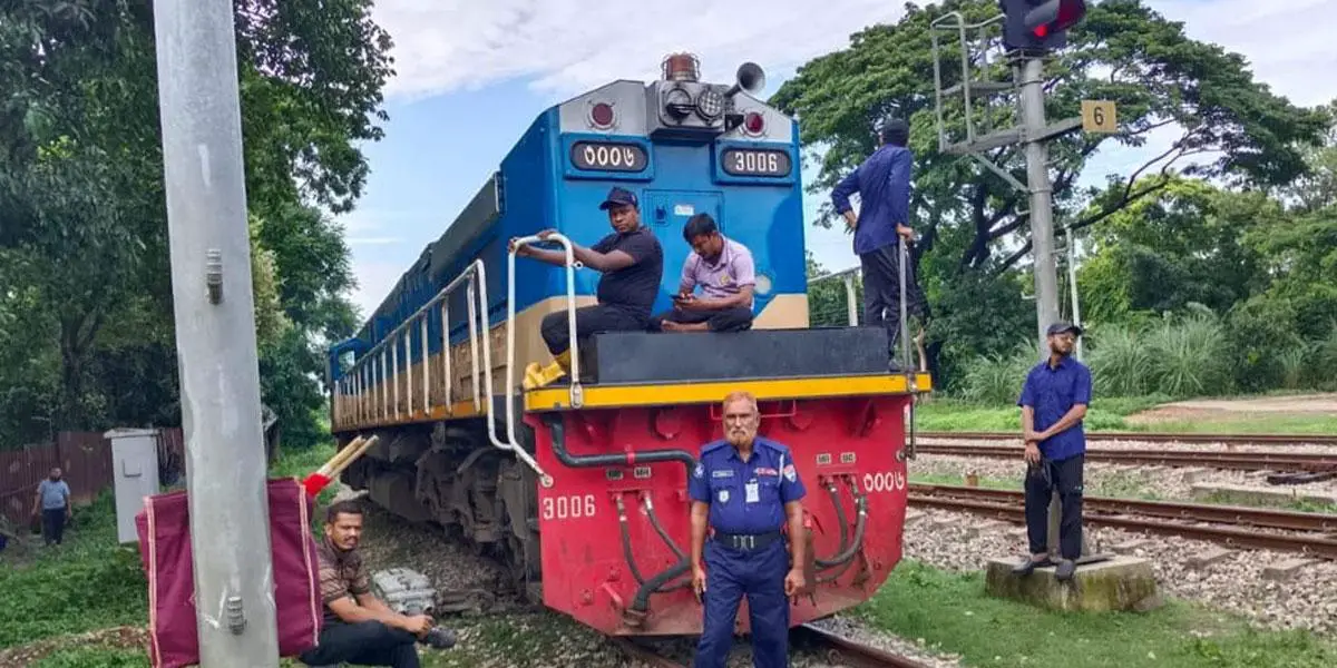 সীতাকুণ্ডে মালবাহী ট্রেনের ইঞ্জিন লাইনচ্যুত ‎
