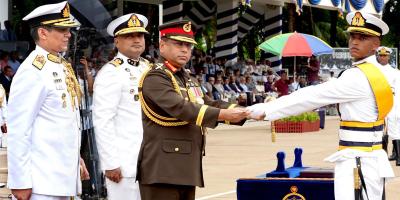 নৌবাহিনী গুরুত্বপূর্ণ ভূমিকা পালন করছে: জেনারেল ওয়াকার-উজ-জামান