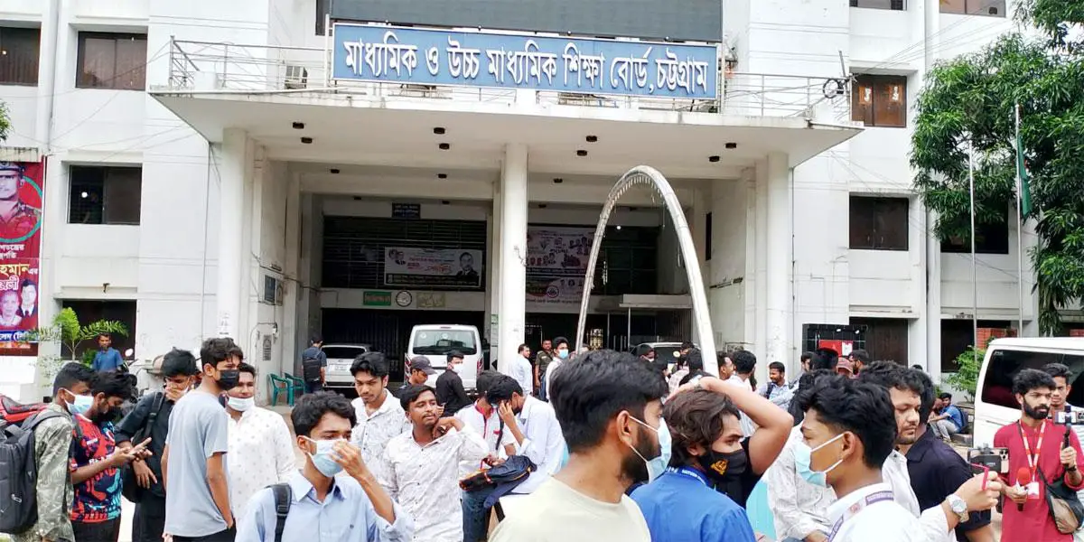 চট্টগ্রামে এইচএসসি পরীক্ষা পেছানোর দাবিতে শিক্ষাবোর্ডের ফটকে অবস্থান
