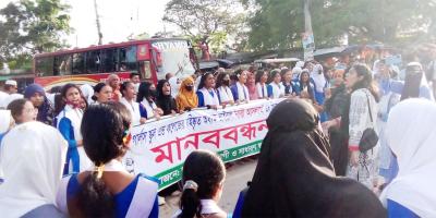 ঈশ্বরদীতে অধ্যক্ষের স্থায়ী বহিষ্কারের দাবিতে শিক্ষার্থীদের বিক্ষোভ, মানববন্ধন