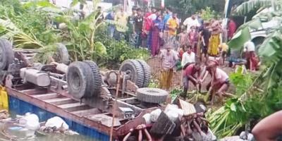 বরিশালে ট্রাক উল্টে নিহত ২