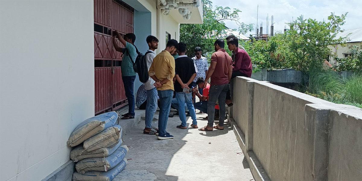 জামালপুরে কর্তৃপক্ষের গাফিলতিতে পরীক্ষা দিতে পারল না ১৭ শিক্ষার্থী