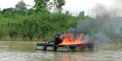 ধামরাইয়ে বালুর ড্রেজার পুড়িয়ে দিল প্রশাসন