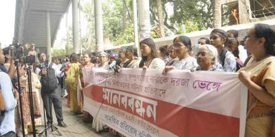 মুরাদনগরে ধর্ষণের ঘটনার সুষ্ঠু বিচারের দাবিতে সামাজিক প্রতিরোধ কমিটির মানববন্ধন