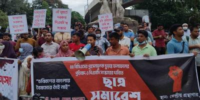 পুলিশের সঙ্গে ধস্তাধস্তির পর অবস্থান কর্মসূচিতে চাকরিপ্রত্যাশীরা
