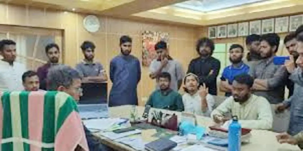 ‘আপনাকে আমরা বসিয়েছি, নিজের যোগ্যতায় আসেননি’ চবি ভিসিকে শিক্ষার্থীরা
