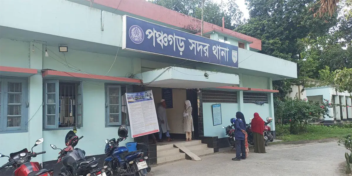 পঞ্চগড়ে সন্তানের গলায় ছুরি ধরে গৃহবধূকে সংঘবদ্ধ ধর্ষণ