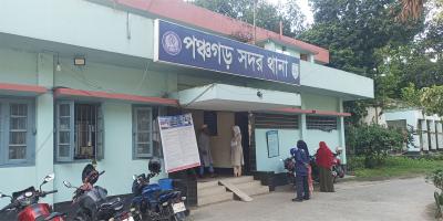 পঞ্চগড়ে সন্তানের গলায় ছুরি ধরে গৃহবধূকে সংঘবদ্ধ ধর্ষণ