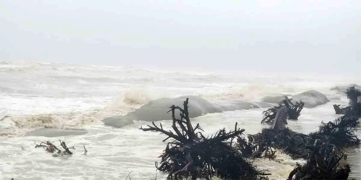 সাগরে প্রবল অবস্থায় মৌসুমি বায়ু, ভারী বর্ষণের সতর্কতা