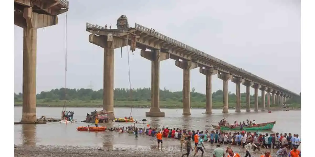 ভারতের গুজরাটে সেতু ধসে নিহত অন্তত ১০ জন
