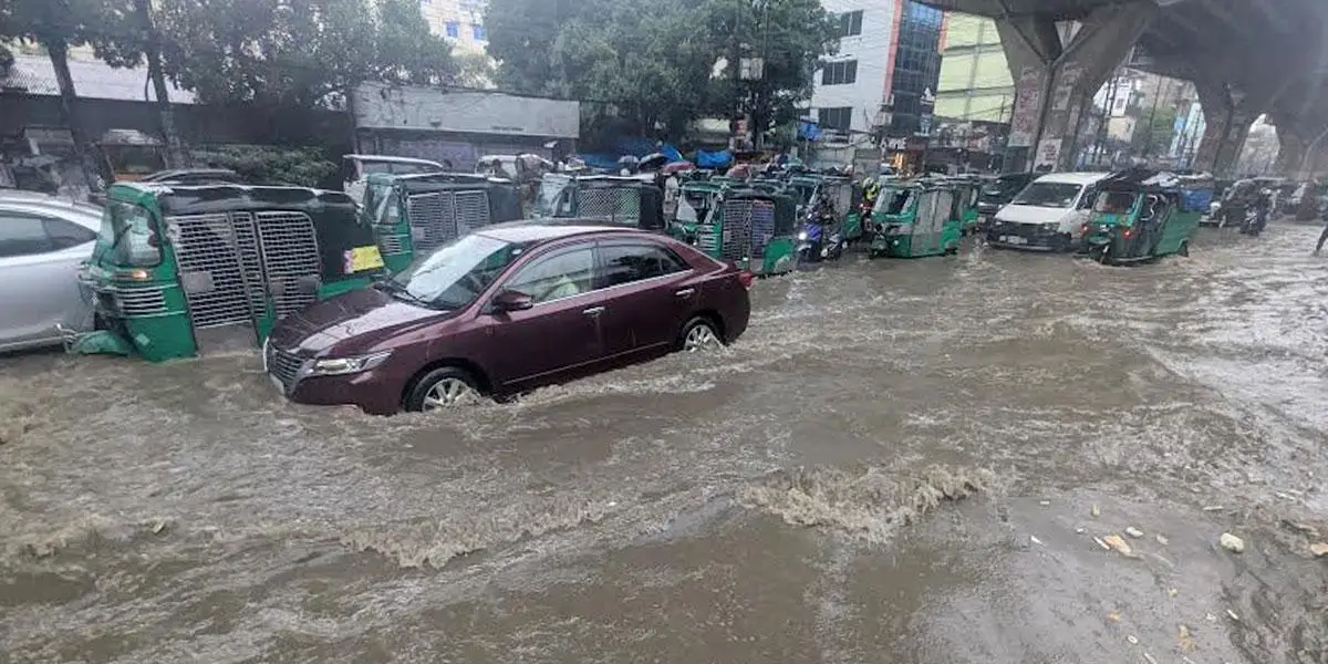চট্টগ্রামে ভারী বর্ষণে জলাবদ্ধতা, পাহাড় ধসের শঙ্কা
