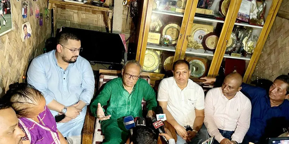 ফুটবলার ঋতুপর্ণার ক্যানসার আক্রান্ত মায়ের পাশে তারেক রহমান