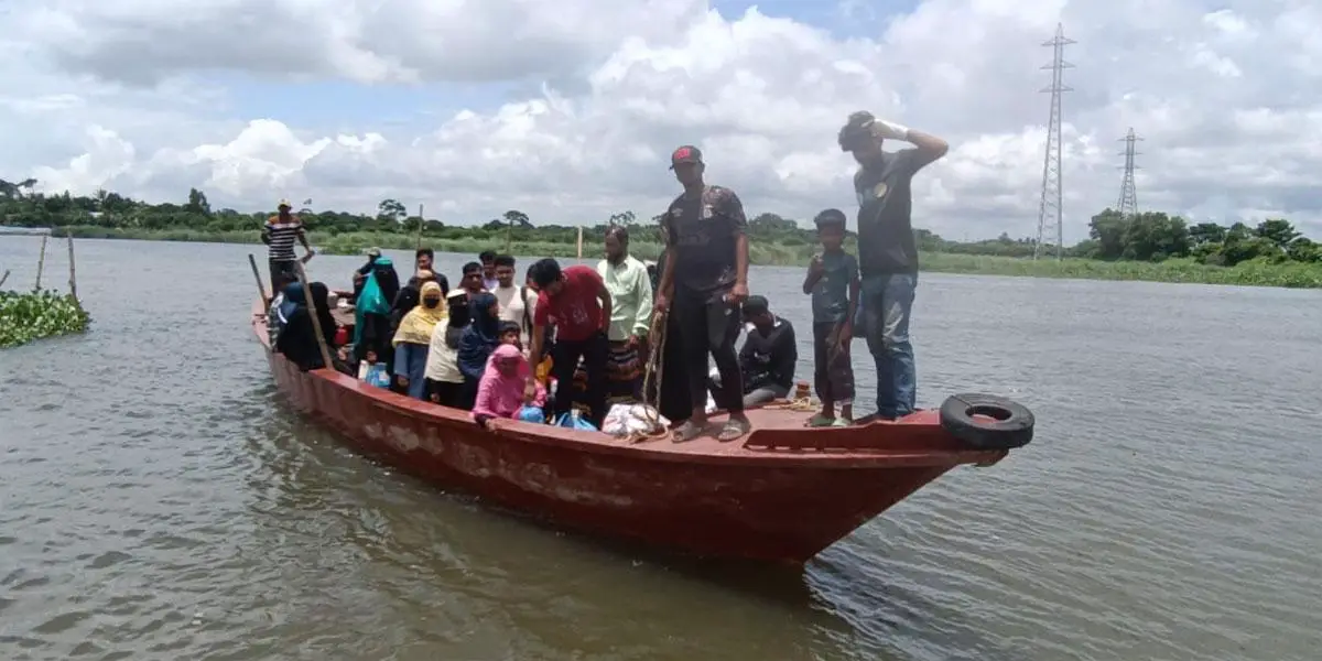 দাউদকান্দিতে জীবনের ঝুঁকি নিয়ে নদী পারাপার, সেতু চান এলাকাবাসী