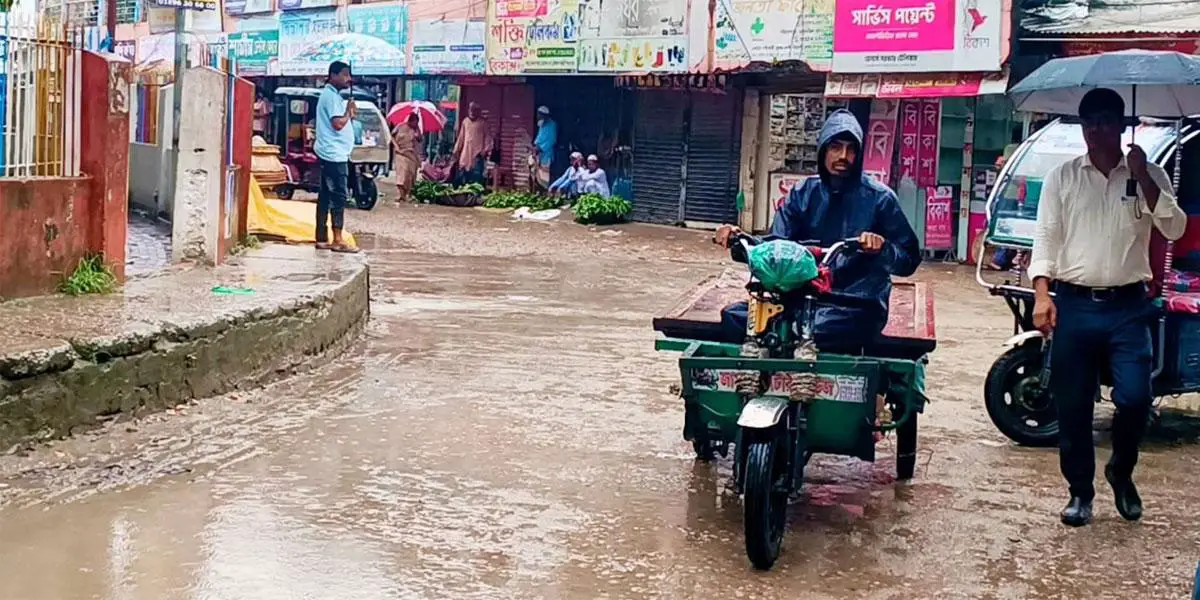 দাউদকান্দিতে গুঁড়িগুঁড়ি বৃষ্টি, স্বাভাবিক জীবনযাত্রা ব্যাহত