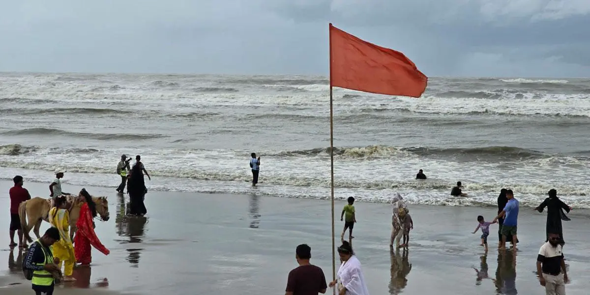 বন্দরে ৩ নম্বর সতর্কসংকেত, অধিকাংশ জায়গায় বৃষ্টি হবে