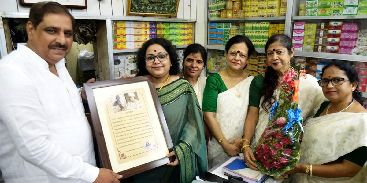 কবি নজরুলের প্রিয় সুগন্ধির দোকানের স্বত্বাধিকারীর হাতে স্মারক প্রদান